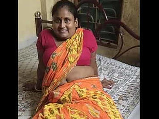 Bootylicious desi housewife flaunts her