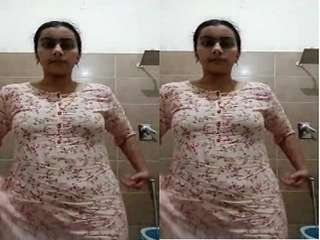 Wild lady flaunts her vag in public