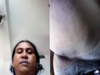 Mature auntie exposes her wet cootchie