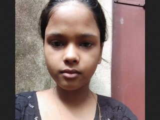 Lovely Indian chick flaunts her boobs