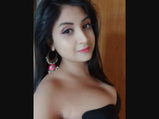 Exotic Indian dame flaunts her beauty