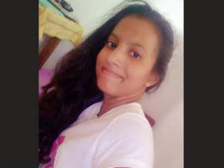 Lankan girl's cute frigs pleasuring her