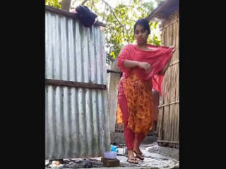 Desi bhabi's secret bathing session
