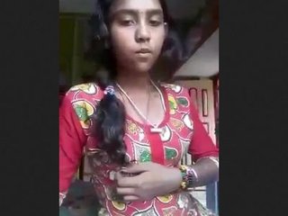 Desi Indian chick uses frigs for gusto