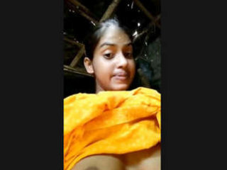 Super-cute dame unveils her bod and