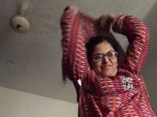 Bhabhi films herself bare and strokes