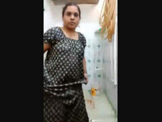 Bhabhi disrobes down to nothing in live