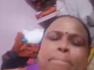 Dehati flaunts her mature pussy in the