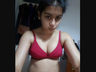 Super-cute Indian dame Salini flaunts
