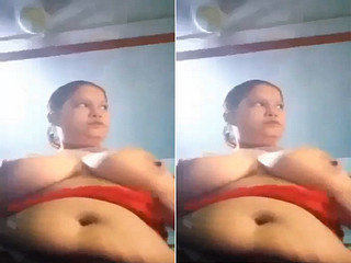 Indian Plumper Bhabhi flaunts her