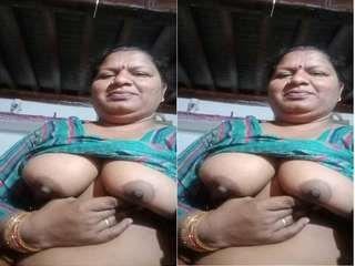 Desi village bhabhi strokes and pops