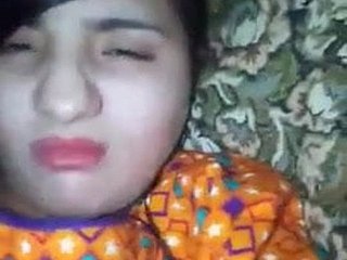 Pakistani sweetheart Rida flashes off