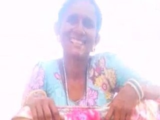 Super-fucking-hot Desi stunner pisses in