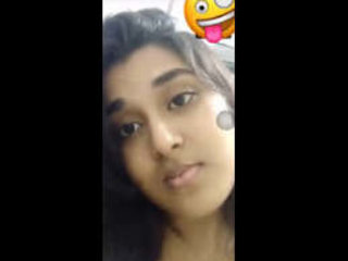 Bare Indian damsel in a sensual solo