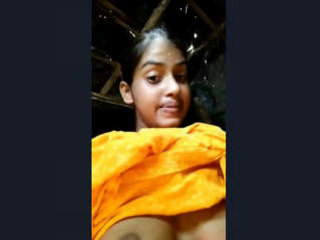 A uber-sexy Indian dame flaunts her