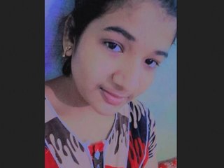 Buxom Indian stunner flaunts her immense