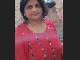 Punjabi bhabhi's ample boobs on utter