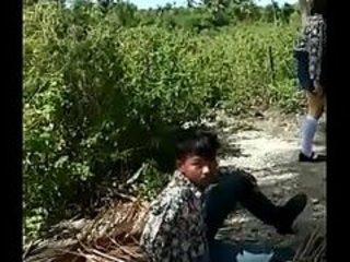 Desi MMS grips Tamil girl's outdoor
