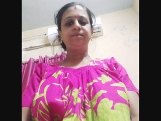 Mallu bhabhi's scorching spectacle after