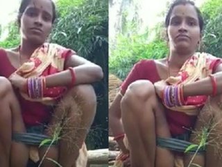 Outdoor selfie video of Indian bhabhi