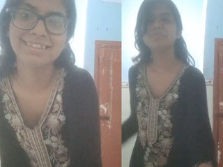 Super-cute Pakistani chick showcases her