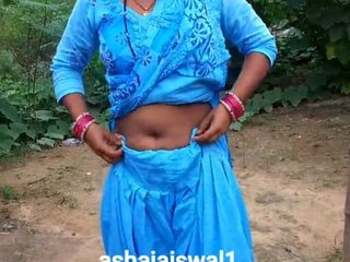 Desi village bhabi urinates in public
