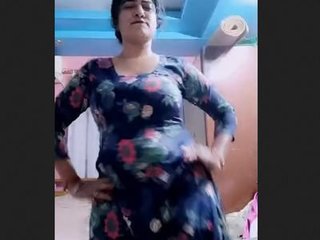 Manju Bhabhi's passionate dance and