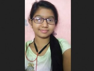 Uber-sexy Indian honey flaunts her forms