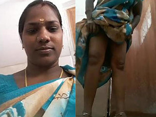 Desi aunty pisses in the bathroom