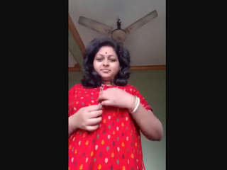 Indian housewife flaunts her thick
